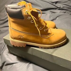 Timberland Brown Leather Boots with Black Accents